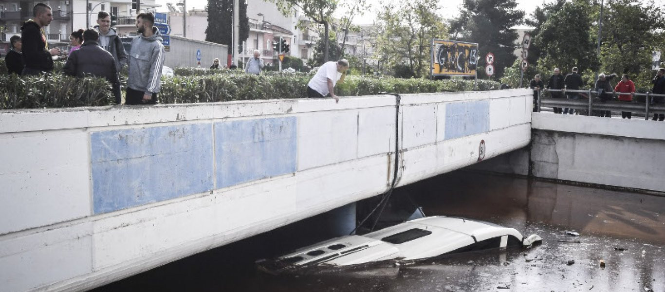 Βίντεο-ντοκουμέντο: Η διάσωση επιβατών λεωφορείου λίγο πριν παρασυρθεί από τα νερά